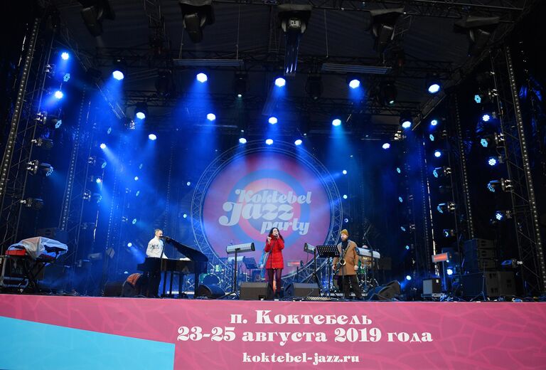 Музыканты выступают на Koktebel Jazz Party фестиваля Крымская весна в Большом Амфитеатре парка Зарядье