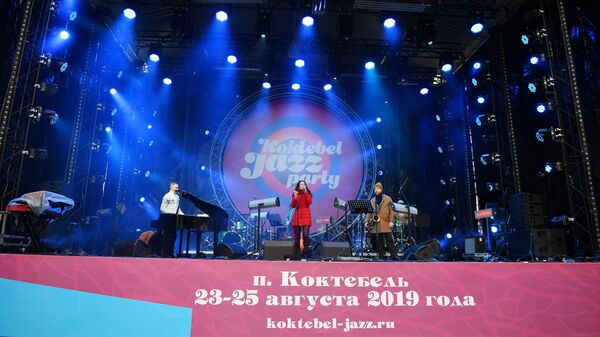 Музыканты выступают на Koktebel Jazz Party фестиваля Крымская весна в Большом Амфитеатре парка Зарядье