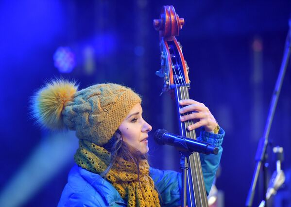 Джазовая контрабасистка Дарья Чернакова выступает на Koktebel Jazz Party фестиваля Крымская весна в Большом Амфитеатре парка Зарядье