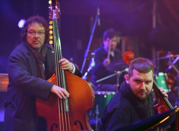 Музыканты СимфоJazz братьев Ивановых выступают на Koktebel Jazz Party фестиваля Крымская весна в Большом Амфитеатре парка Зарядье