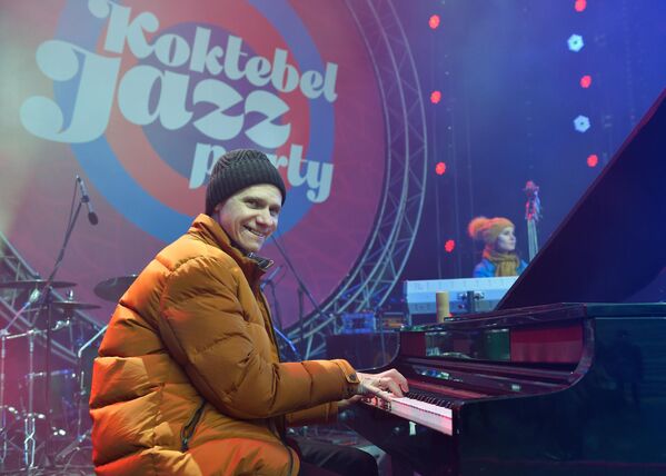 Пианист и организатор ансамбля Esh Игорь Надеждин выступает на Koktebel Jazz Party фестиваля Крымская весна в Большом Амфитеатре парка Зарядье