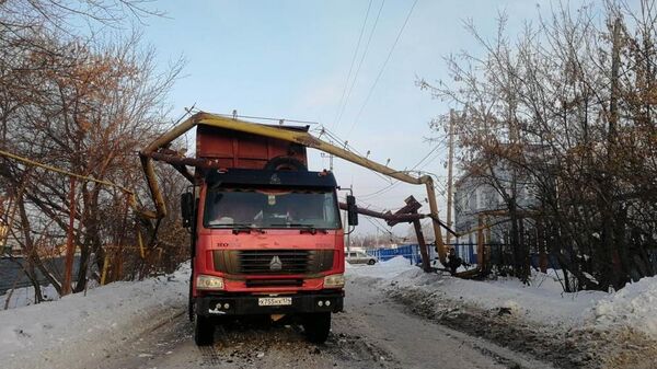 Порыв газопровода в результате самопроизвольного поднятия кузова у самосвала в Челябинске. 17 марта 2019