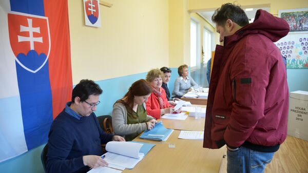 Избиратель на одном из избирательных участков во время выборов президента Словакии. 16 марта 2019