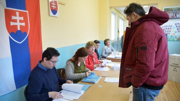 Избиратель на одном из избирательных участков во время выборов президента Словакии. 16 марта 2019