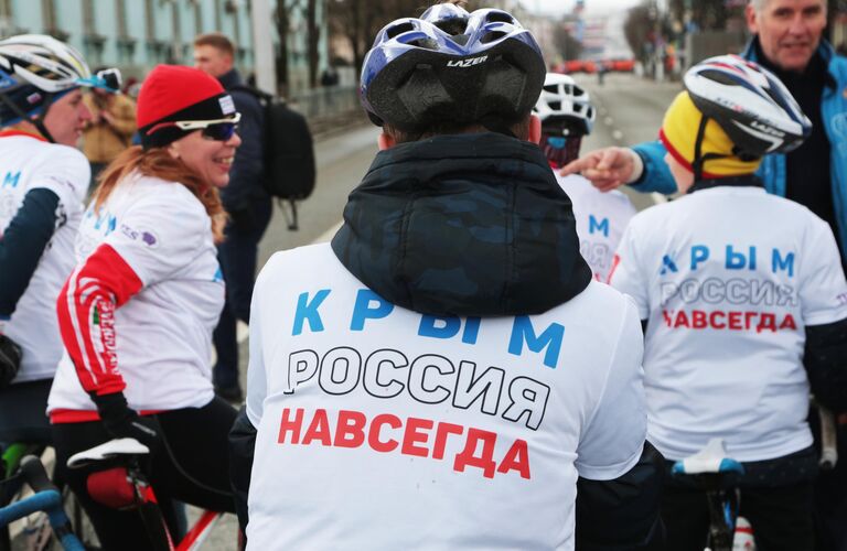 Участники массового легкоатлетического и велосипедного пробега в честь пятой годовщины Крымской весны в Симферополе