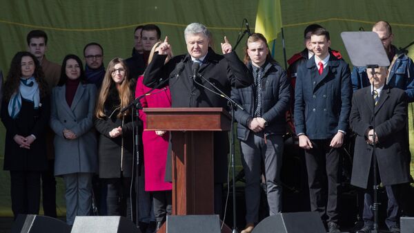 Президент Украины Петр Порошенко во время встречи с избирателями на Михайловской площади в Киеве. 17 марта 2019