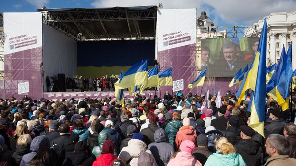 Люди слушают предвыборную речь президента Украины Петра Порошенко на Михайловской площади в Киеве. 17 марта 2019
