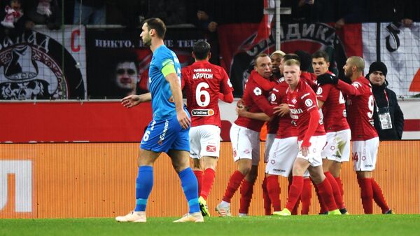 Футболисты Спартака радуются забитому мячу в ворота Зенита