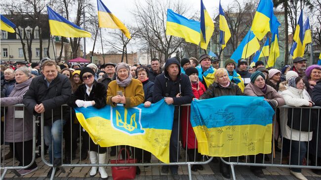 Люди слушают предвыборную речь президента Украины Петра Порошенко на Михайловской площади в Киеве