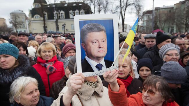 Люди слушают предвыборную речь президента Украины Петра Порошенко на Михайловской площади в Киеве