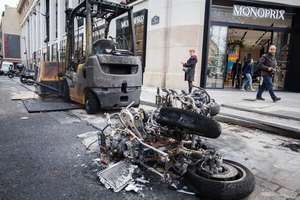 Последствия беспорядков в ходе акции желтых жилетов в Париже. 17 марта 2019