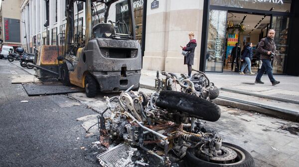 Последствия беспорядков в ходе акции желтых жилетов в Париже. 17 марта 2019