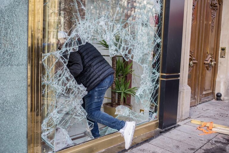 Последствия беспорядков в ходе акции желтых жилетов в Париже. 17 марта 2019