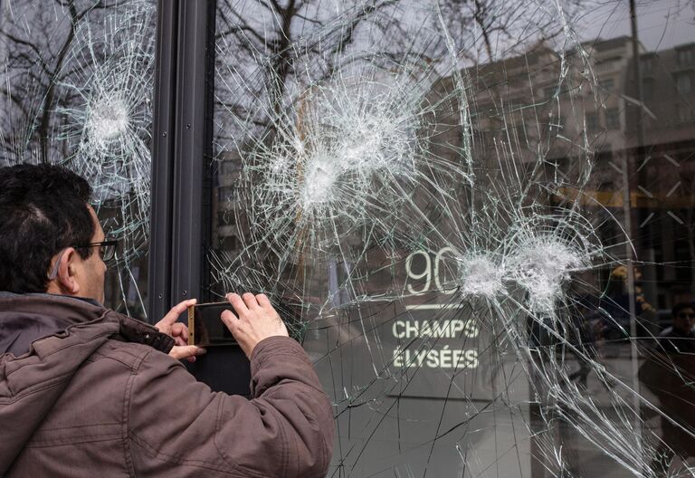 Последствия беспорядков в ходе акции желтых жилетов в Париже. 17 марта 2019