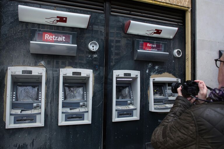 Последствия беспорядков в ходе акции желтых жилетов в Париже. 17 марта 2019