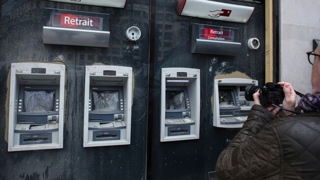 Последствия беспорядков в ходе акции желтых жилетов в Париже. 17 марта 2019