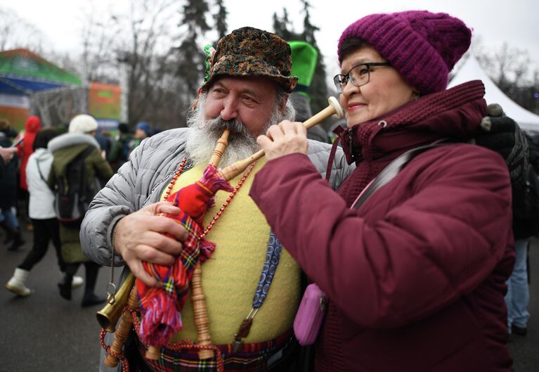 Участники парада в честь Дня святого Патрика в парке Сокольники в Москве