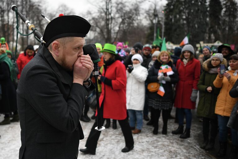 Участники парада в честь Дня святого Патрика в парке Сокольники в Москве