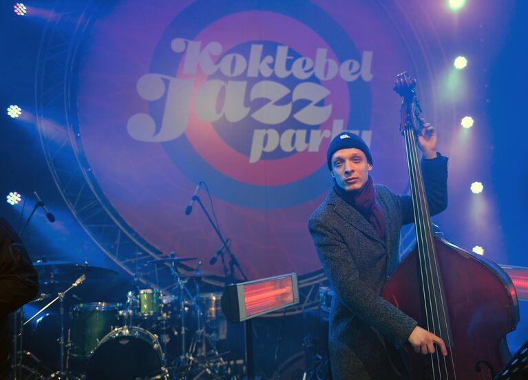 Контрабасист Трио Олега Аккуратова Сергей Корчагин на концерте Koktebel Jazz Party фестиваля Крымская весна