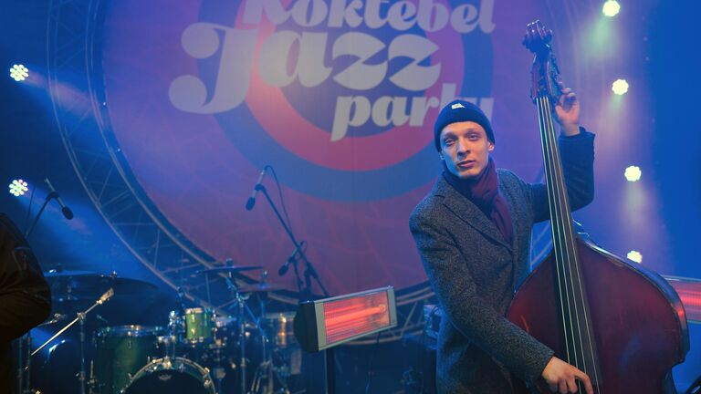 Контрабасист Трио Олега Аккуратова Сергей Корчагин на концерте Koktebel Jazz Party фестиваля Крымская весна