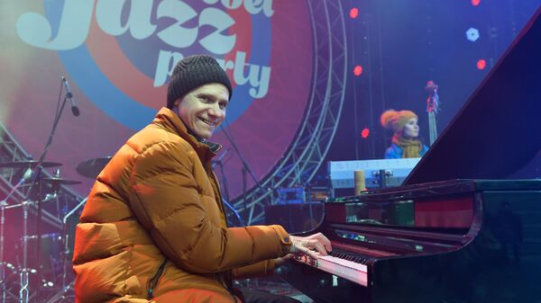 Пианист и организатор ансамбля Esh Игорь Надеждин выступает на Koktebel Jazz Party фестиваля Крымская весна