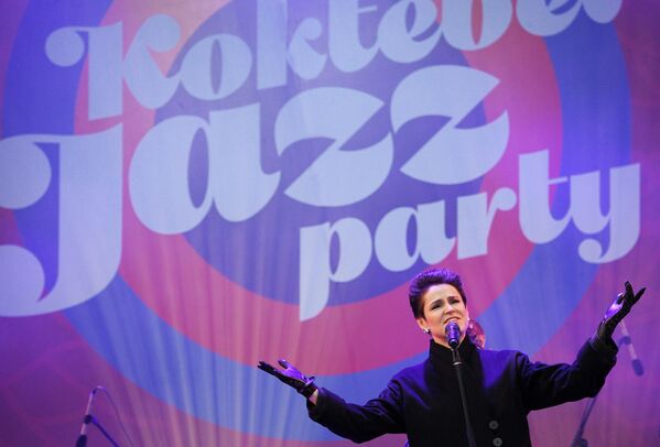 Джазовая певица Карина Кожевникова выступает на Koktebel Jazz Party фестиваля Крымская весна
