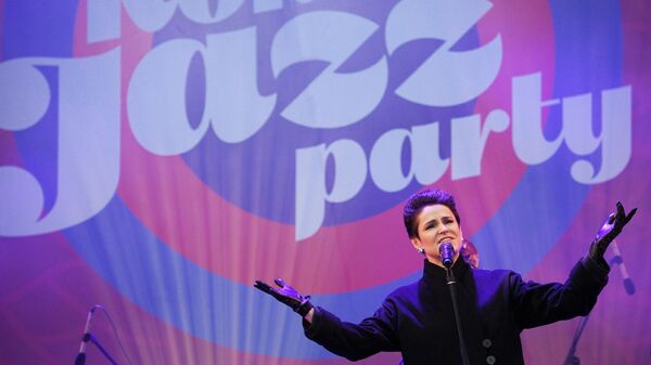 Джазовая певица Карина Кожевникова выступает на Koktebel Jazz Party фестиваля Крымская весна