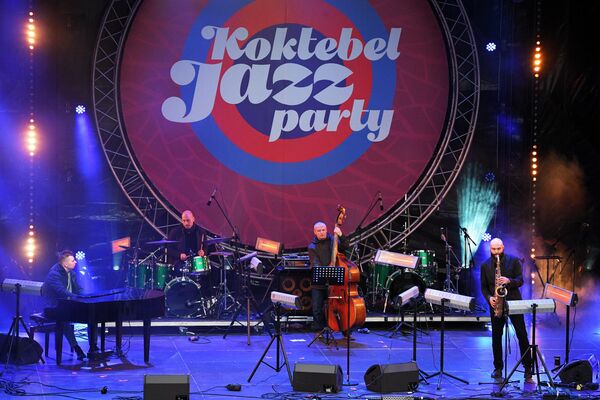 Музыканты Sergey Golovnya Band выступают на Koktebel Jazz Party фестиваля Крымская весна