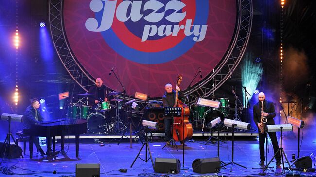 Музыканты Sergey Golovnya Band выступают на Koktebel Jazz Party фестиваля Крымская весна