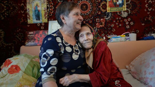 Светлана Быкова, взявшая под опеку пожилую женщину Лидию Евдокимовну Кунгурову в селе Горьковка, Тюменская область