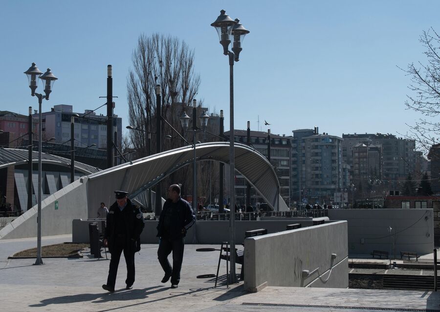 Косово. Косовская Митровица. Мост через р. Ибар, разделяющую город на косовскую и албанскую части