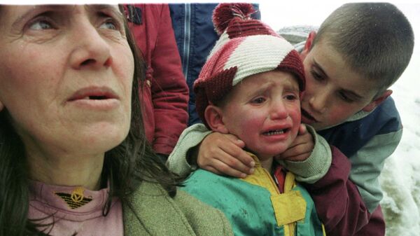 Беженцы из города Печ двигаются в сторону черногорской границы. 31 марта 1999