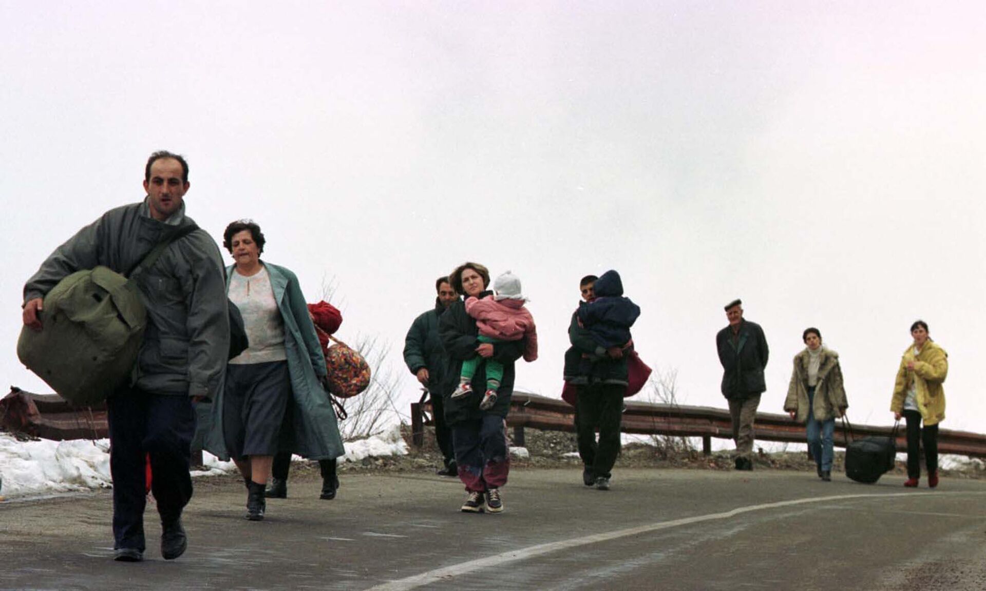 Беженцы из города Печ двигаются в сторону черногорской границы. 29 марта 1999 - РИА Новости, 1920, 23.03.2022