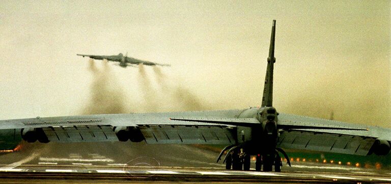 Бомбардировщик ВВС США В52 на авиабазе в Фэрфорде. 29 марта 1999 Бомбардировщик ВВС США В52 на авиабазе в Фэрфорде. 29 марта 1999