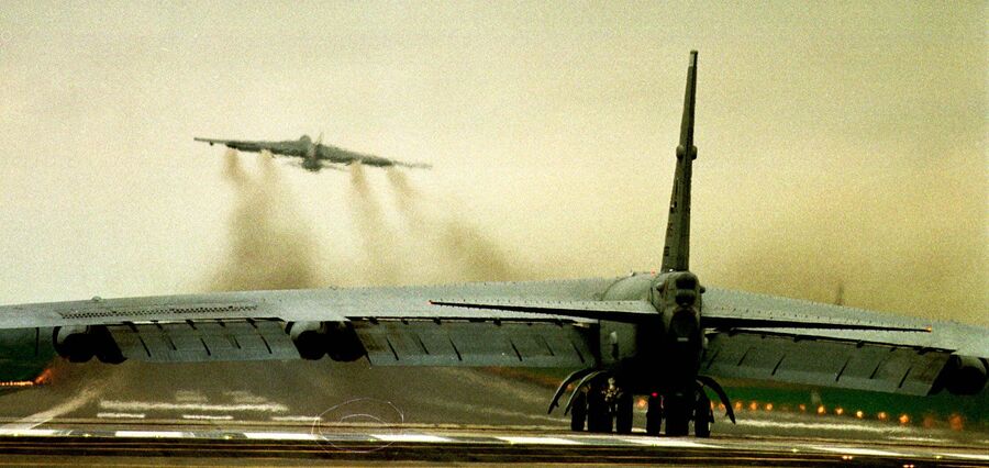 Бомбардировщик ВВС США В52 на авиабазе в Фэрфорде. 29 марта 1999