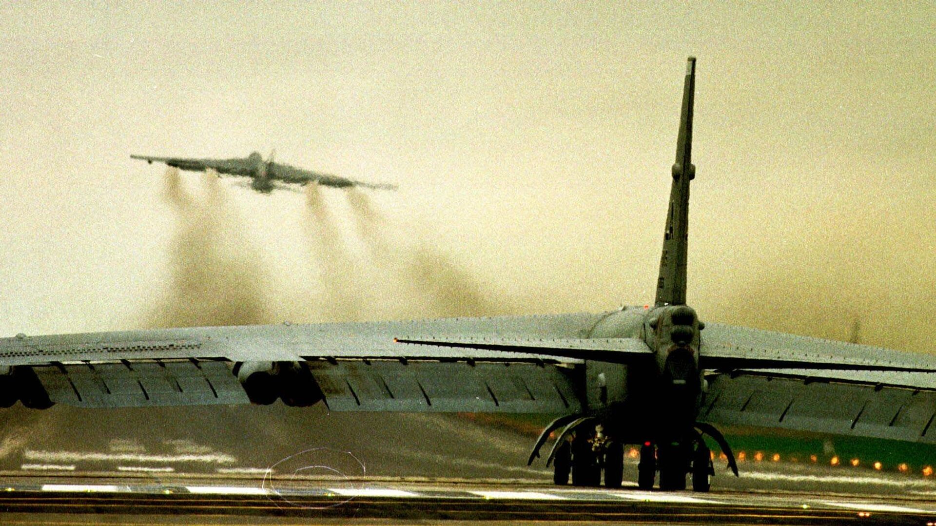 Бомбардировщик ВВС США В52 на авиабазе в Фэрфорде. 29 марта 1999 - РИА Новости, 1920, 24.03.2019