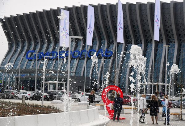  Фонтаны у здания нового терминала Крымская волна международного аэропорта Симферополь
