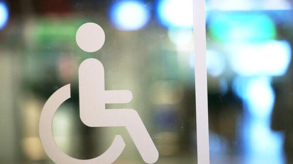 Знак Инвалид на стеклянной двери