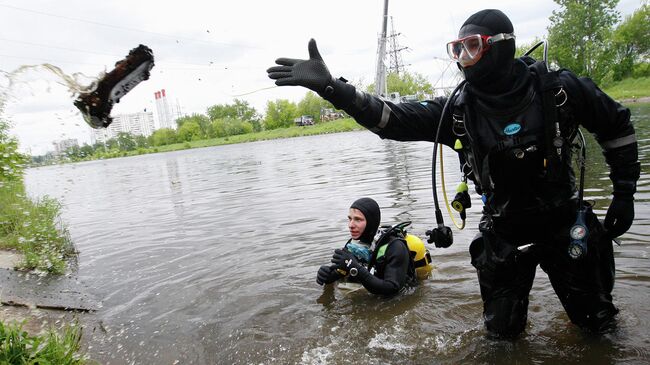 Дайверы выносят мусор со дна водоема