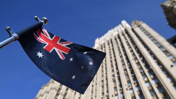 Государственный флаг Австралии у здания МИД РФ