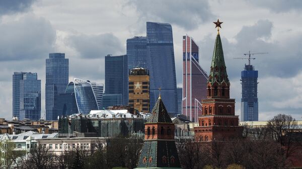 Вид на башни московского Кремля и на Московский международный деловой центр Москва-Сити