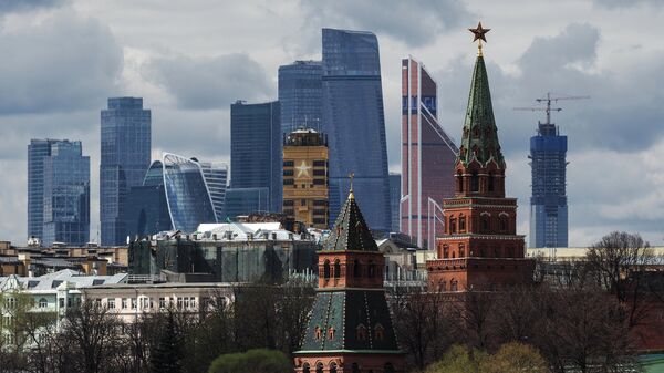 Вид на башни московского Кремля и на Московский международный деловой центр Москва-Сити. Архивное фото