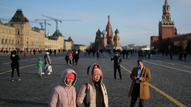 Туристы на Красной площади в Москве