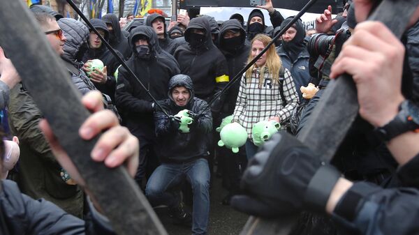 Участники акции национального корпуса (организация запрещена в РФ) против коррупции, на площади Свободы в Киеве