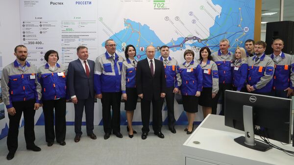 Президент РФ Владимир Путин и сотрудники Балаклавской ТЭС. 18 марта 2019