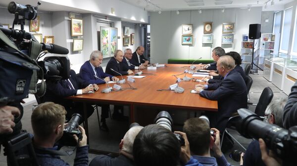 Президент РФ Владимир Путин во время встречи в Симферополе с представителями общественности Франции