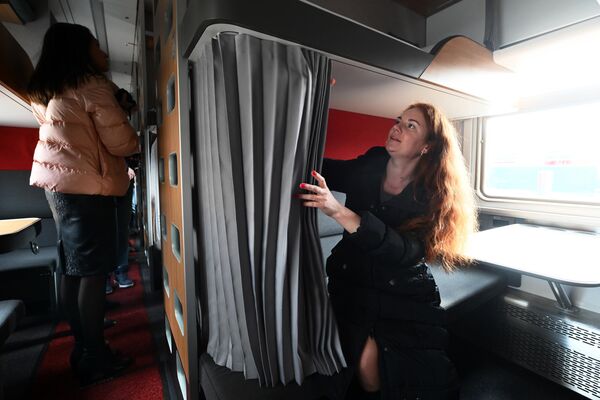 Пассажиры в модернизированном плацкартном вагоне, первый рейс которого пройдет по маршруту Ростов-на-Дону - Москва