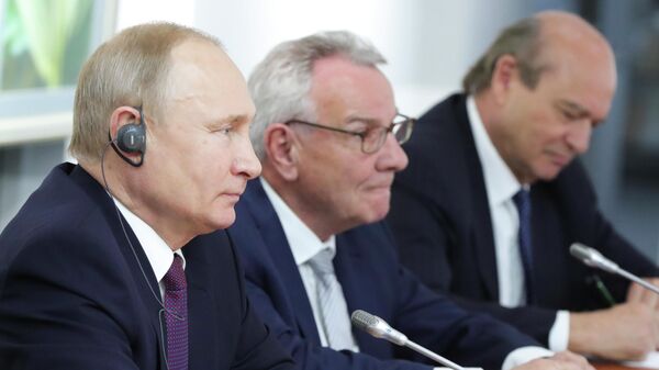 Президент РФ Владимир Путин во время встречи в Симферополе с представителями общественности Франции 