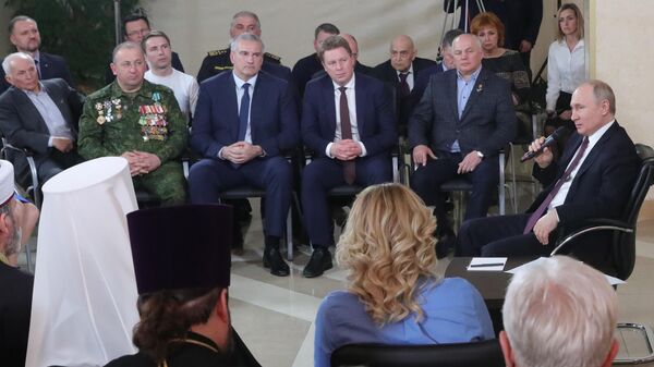 Президент РФ Владимир Путин во время встречи с представителями общественности Республики Крым и Севастополя