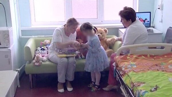 Госпитализированная в детскую клиническую больницу им. З.Башляевой девочка, найденная в захламленной квартире на Ленинградском шоссе. Скриншот с видео